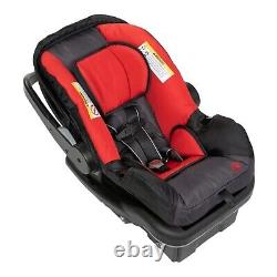 Cadre de poussette double combo Baby Trend rouge avec 2 sièges auto jumeaux et parc d'activités pour nourrissons.