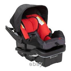 Cadre de poussette double combo Baby Trend rouge avec 2 sièges auto jumeaux et parc d'activités pour nourrissons.