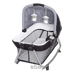 Cadre de poussette double combo Baby Trend rouge avec 2 sièges auto jumeaux et parc d'activités pour nourrissons.